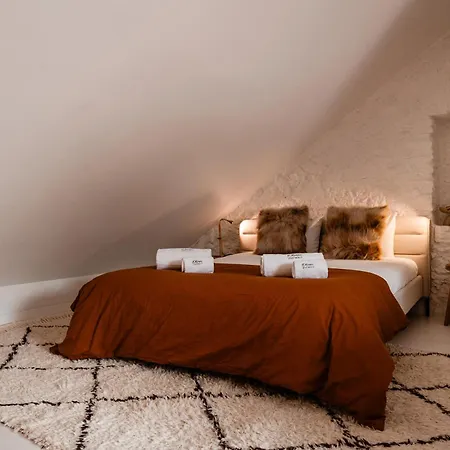The Downtown Terrace - Fabulous Views, Romantic Penthouse, 6th-floor No Lift Apartament *