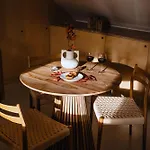 The Downtown Terrace - Fabulous Views, Romantic Penthouse, 6th-floor No Lift Διαμέρισμα