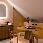 The Downtown Terrace - Fabulous Views, Romantic Penthouse, 6th-floor No Lift Apartmán