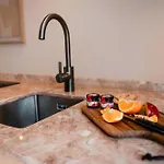 The Downtown Terrace - Fabulous Views, Romantic Penthouse, 6th-floor No Lift