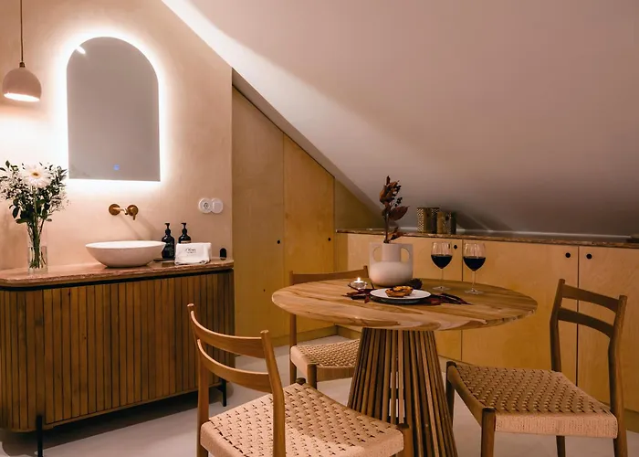 The Downtown Terrace - Fabulous Views, Romantic Penthouse, 6th-floor No Lift Appartamento